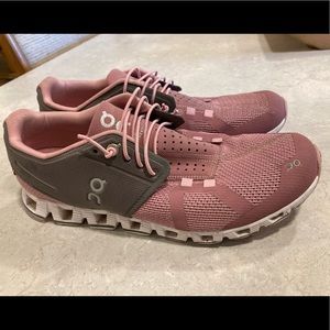 On cloud running shoes size 41 9.5